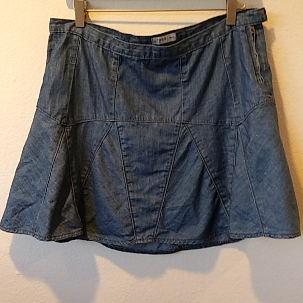 Gap skirt